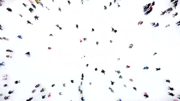 Zeitraffer-Menschen beim Schlittschuhlaufen auf einer Open-Air-Eisbahn. Ansicht von oben. Viele Menschen — Stockvideo