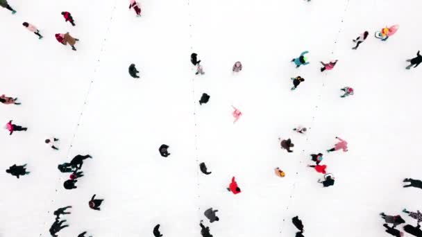 Люди катаються на ковзанах під відкритим небом. Вид зверху. Багато людей — стокове відео