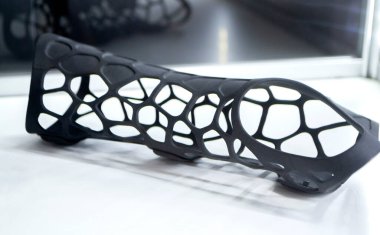 Siyah ortopedik plastik protez, el için toz 3D yazıcıya basıldı.