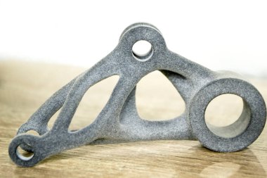 Yakın plan tozdan 3D yazıcıya yazdırılmış gri soyut nesne