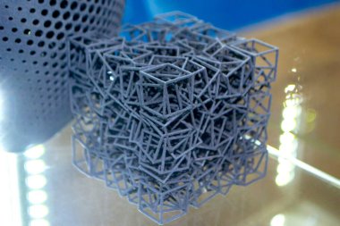 Siyah nesne toz endüstriyel 3D yazıcıya basılmış. Üç boyutlu