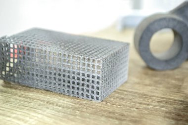 Yakın plan tozdan 3D yazıcıya yazdırılmış gri soyut nesne