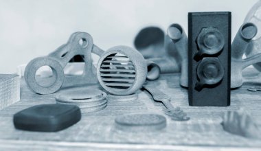 Endüstriyel toz 3D yazıcıya basılmış farklı nesneler. Çoklu Jet Füzyonu