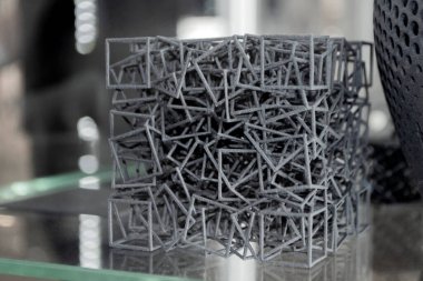 Yakın plan tozdan 3D yazıcıya yazdırılmış gri soyut nesne