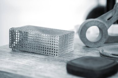 Gri soyut modeller 3D yazıcıya yakın plan tozdan basılmış. 3B prototip