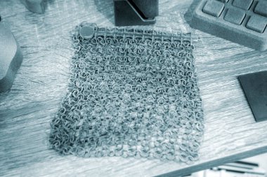 Yakın plan tozdan 3D yazıcıya yazdırılmış gri soyut nesne.