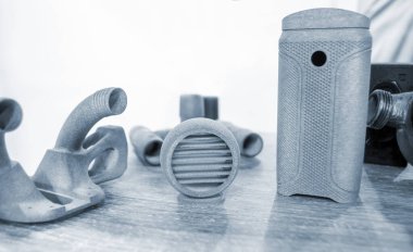 Toz endüstriyel 3D yazıcıya basılmış farklı gri nesneler üç boyutlu