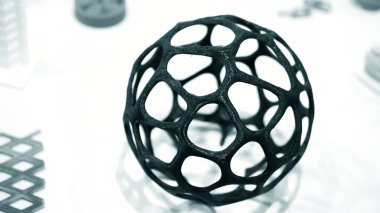Beyaz bir tablodaki 3d yazıcıya basılmış mavi renkteki soyut nesne