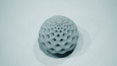 Beyaz üzerine 3D yazıcı tarafından basılan mavi rengin soyut nesnesi