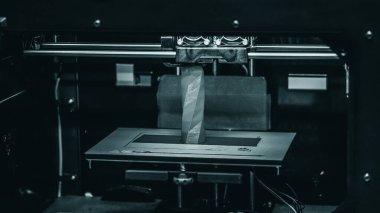 3D yazıcı çalışır ve sıcak erimiş plastikten bir nesne oluşturur