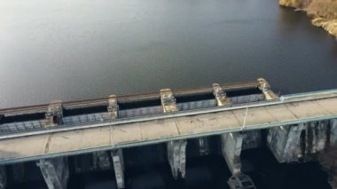 Nehirdeki Hava Aracı Barajı. Üst Görünüm Hidroelektrik Barajı.