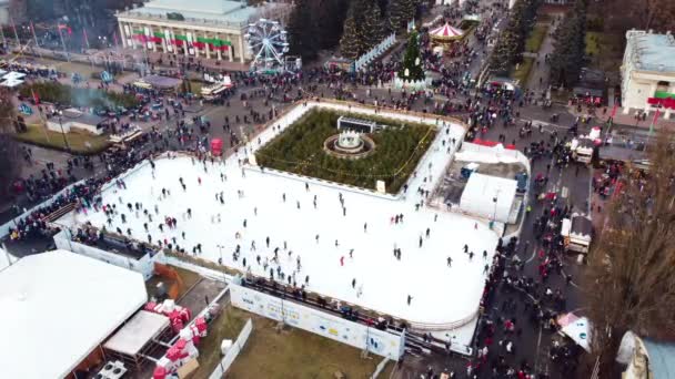 Gökyüzü panoramik manzaralı şehir parkı açık buz pateni pisti, bir sürü insan — Stok video