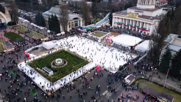 Luchtfoto panoramisch uitzicht stadsgezicht stadspark buiten schaatsbaan, veel mensen — Stockvideo