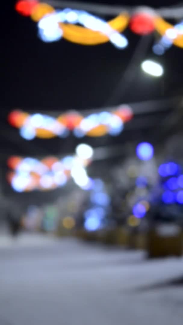 Wazig achtergrond van besneeuwde stad straat, kerstbomen verlichting decoratie — Stockvideo