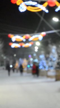 Karlı şehir sokağının bulanık arkaplanı, Noel ağaçları aydınlatma dekorasyonu