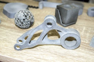 3D yazıcıda toz yakın çekim 3D prototipinden farklı bir soyut model basıldı