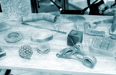 Toz kaplamasından 3D yazıcıya basılmış farklı gri modeller.