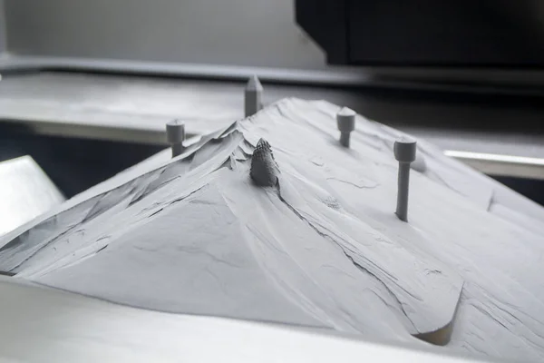 Superficie con objetos impresos en la impresora 3D de metal, polvo de metal cubierto — Foto de Stock