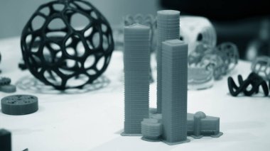 Beyaz bir tablodaki 3d yazıcıya basılmış mavi renkteki soyut nesne.