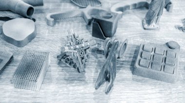 Endüstriyel toz 3D yazıcıya basılmış farklı nesneler. Çoklu Jet Füzyon MJF