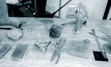 Gri soyut modeller 3D yazıcıya yakın plan tozdan basılmış. 3B prototip