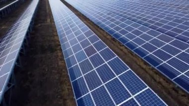 Hava aracı güneş enerjisi istasyonu panelleri üzerinde uçuyor. Havadan üst görünüm