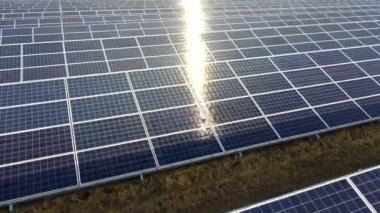 Hava aracı güneş enerjisi istasyonu panelleri üzerinde uçuyor. Havadan üst görünüm