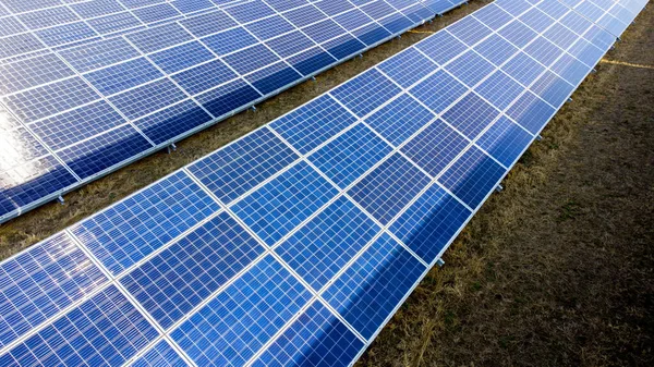 Vuelo aéreo de vista de drones sobre paneles solares en el primer día soleado. Fotovoltaica —  Fotos de Stock