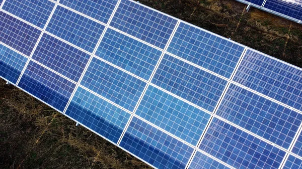 Hava aracı güneş enerjisi istasyonu panelleri üzerinde uçuyor. Havadan üst görünüm — Stok fotoğraf