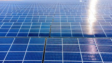 Hava aracı güneş enerjisi istasyonu panelleri üzerinde uçuyor. Havadan üst görünüm