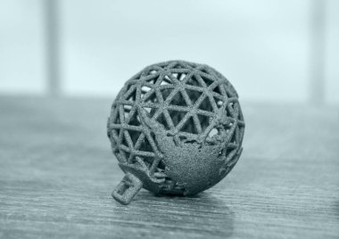 Toz 3D yazıcıya basılmış gri nesne. Çoklu Jet Füzyon MJF Toz 3D yazıcı