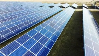 Hava aracı güneş enerjisi istasyonu panelleri üzerinde uçuyor. Havadan üst görünüm