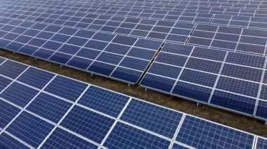 Hava aracı güneş enerjisi istasyonu panelleri üzerinde uçuyor. Havadan üst görünüm