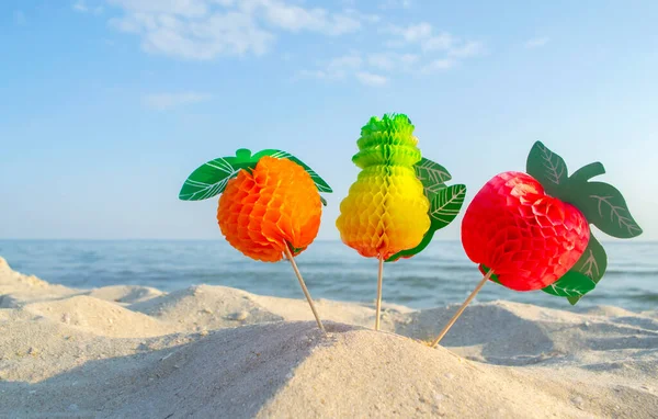 Bright Figure Colored Paper Cocktail Decorations on Sandy Sea Beach — Stock Photo, Image