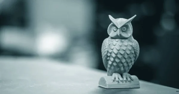 The blue form in the form of a small owl created on a 3d printer — Stock Photo, Image