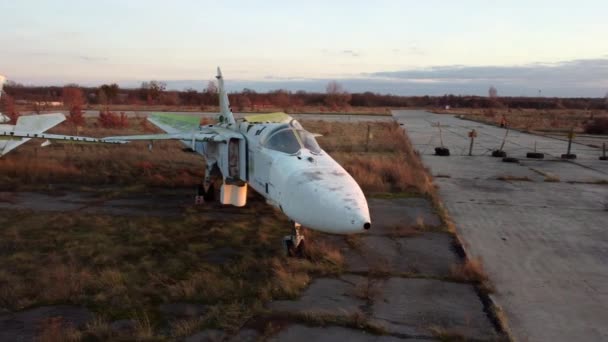 Avión teledirigido aéreo vuelo sobre estacionamiento de aviones desmantelados viejos. Cementerio — Vídeos de Stock