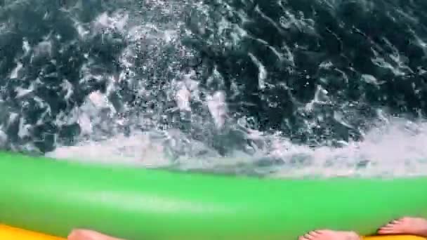 Personnes montant sur l'attraction gonflable de l'eau avec le bateau à moteur Banane sur la mer — Video