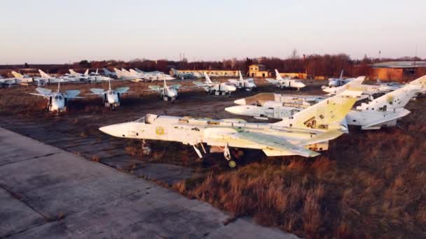 无人驾驶飞机俯瞰着旧飞机停放的停车场.坟场 — 图库视频影像