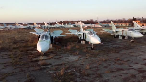 Volo aereo drone vista sul parcheggio di vecchi aeromobili smantellati. Cimitero — Video Stock