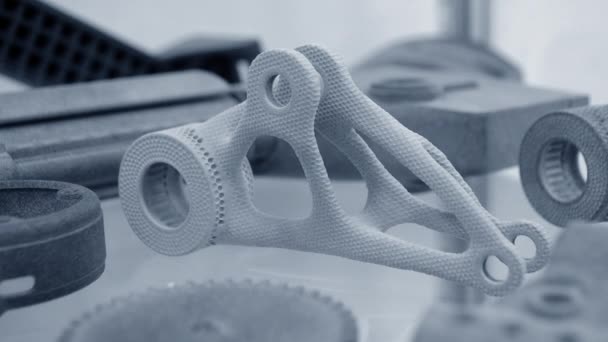 Objek yang dicetak pada printer bubuk 3D industri. — Stok Video
