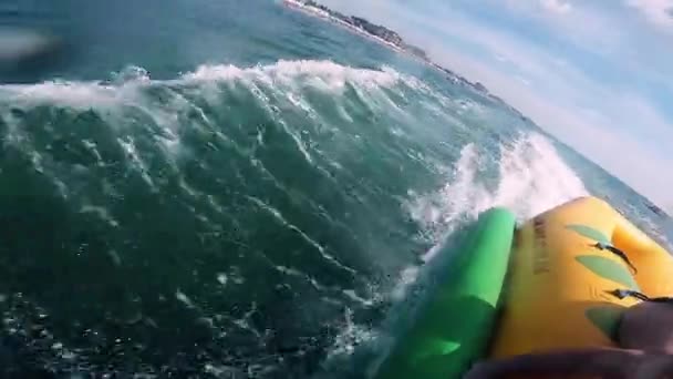Pessoas andando na água atração inflável com barco a motor Banana no mar — Vídeo de Stock