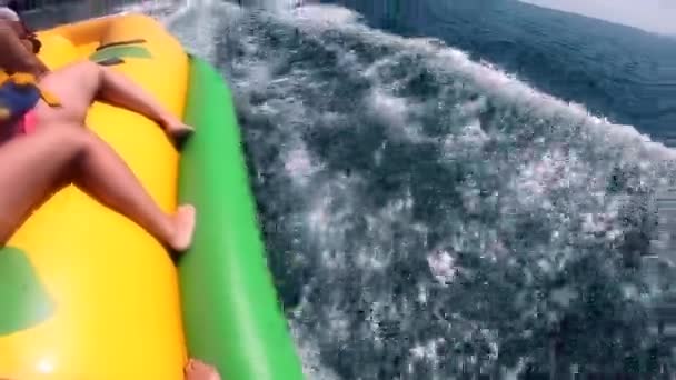 Pessoas andando na água atração inflável com barco a motor Banana no mar — Vídeo de Stock