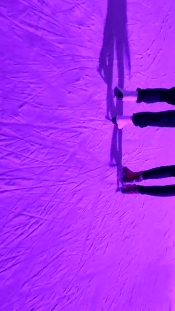 Lidé bruslení na kluzišti s barevným světlem pod širým nebem v zimě — Stock video