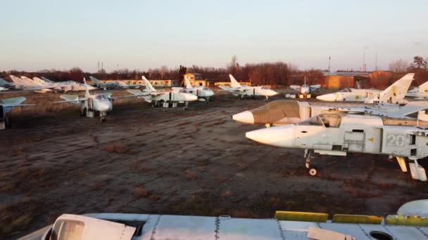 Lot dronem powietrznym nad parkingiem starych zdemontowanych samolotów. Cmentarz — Wideo stockowe