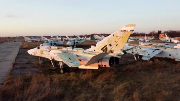 Volo aereo drone vista sul parcheggio di vecchi aeromobili smantellati. Cimitero — Video Stock