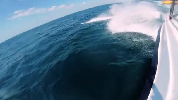 Barco a motor saltando sobre las olas del mar en el soleado día de verano Blue sea water white splashe — Vídeo de stock