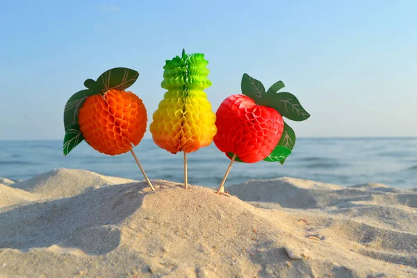Bright Figure Colored Paper Decorations for Cocktail on Sandy Sea Beach — Stock Photo, Image