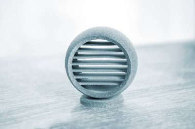 Yakın plan tozdan 3D yazıcıya yazdırılmış gri soyut nesne.