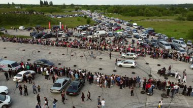 Sürükleme tahtası. Araba yarışması. Bir sürü insan arabası. Üst görünüm.