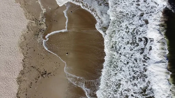 Vôo aéreo drone vista sobre belas ondas do mar na praia de areia com espuma branca — Fotografia de Stock